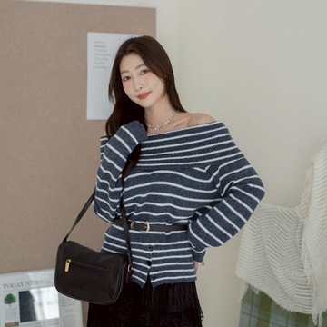 輕熟girl條紋收腰下排釦針織長袖一字領上衣 SO690602【現貨】