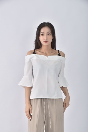 (S) lime blue質感假兩件一字領白色上衣