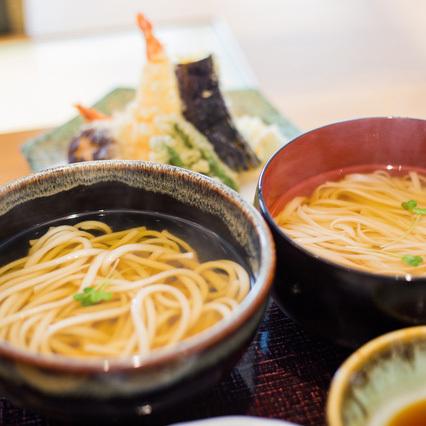 稲庭古来うどん チャック付き８００ｇ 麺類 伝統製法 秋田県 お取り寄せ 通販 お土産 お祝い プレゼント ギフト おすすめ