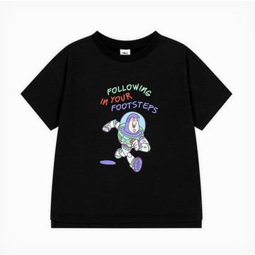 韓國 mollimelli - (聯名款)卡通人物巴斯短袖上衣-黑