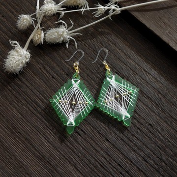 薄霧晨光 / 綠色菱形耳環 / 耳飾 / 森林 / 蠶絲線 / 免運費