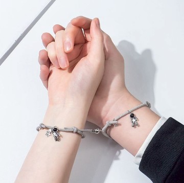 感情牢牢緊繫【家寵LOVEHOME】LOVELOVE 太空人情侶磁吸手鍊對組 磁吸情侶手鍊 (顏色隨機)