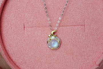 天然藍月光石墜飾純銀項鍊，925 純銀材質。