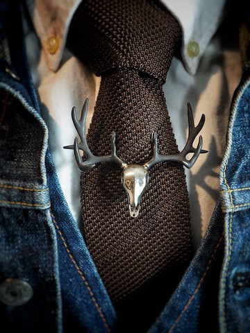 白青銅雄鹿頭骨胸針