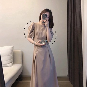 法式別致驚艷溫柔風抽褶卡其色連衣裙女2022春夏季新款氣質高級感