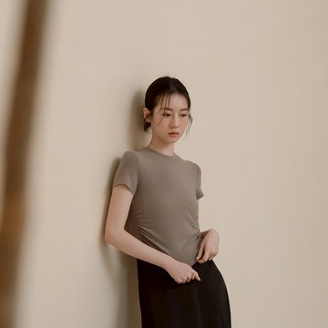 QUEENSHOP_ S 女裝 短袖 簡約側抽皺設計合身圓領上衣-杏灰 現+預 【01098880】