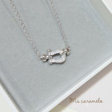 【焦糖小姐 Ms caramelo】925純銀鍍銀白色 馬蹄扣鋯石項鍊