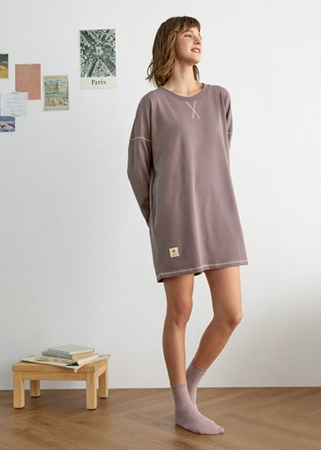 連身_Travel memory．領X字飾線寬鬆長袖睡衣(霧紫)