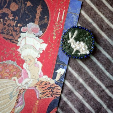 【銀兔】 手工刺繡/別針胸針