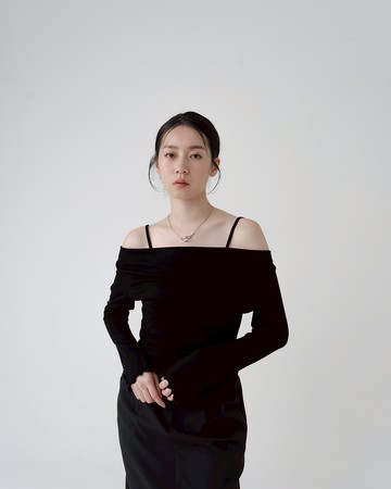 細肩一字領設計木耳邊長袖上衣-黑