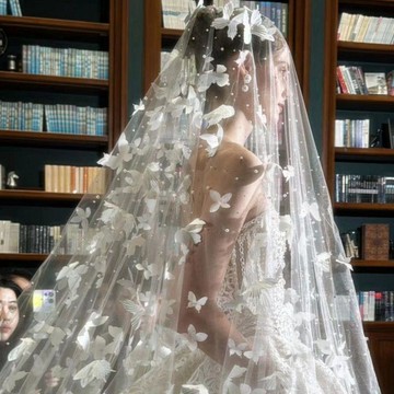 💖囍💖新娘白色立體蝴蝶森系頭紗婚紗重工結婚珍珠奢華頭飾拖尾軟紗魚尾結婚用品 婚禮裝扮 婚慶用品新娘頭紗登記頭紗 頭紗