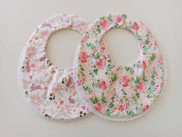 5日內出貨 櫻花小兔 水彩紅花 棉蕾絲後扣圍兜 彌月禮物 嬰兒