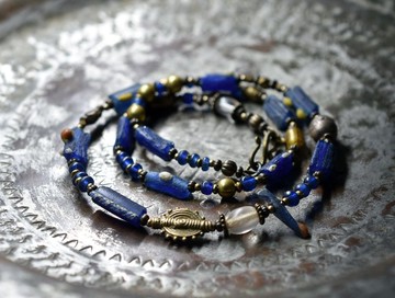 馬賽克紋羅馬玻璃、多彩黃銅與古董藍色珠飾項鍊