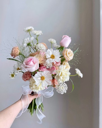 【鮮花】粉黃色玫瑰康乃馨波斯菊鮮花捧花