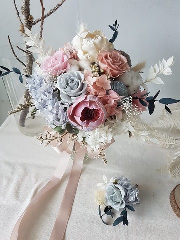 煙灰粉藍。墨藍迪色永生捧花