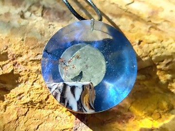 月下傾聽的狼牙項墜