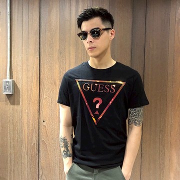 美國百分百【全新真品】Guess T恤 T-shirt 短袖 短T 圓領 3D立體金色logo 黑色 M號 Ai30