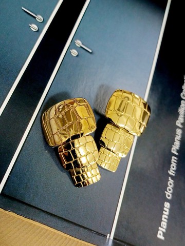 vintage jewelry  AVON 華麗金仿皮紋垂墜 夾式耳環