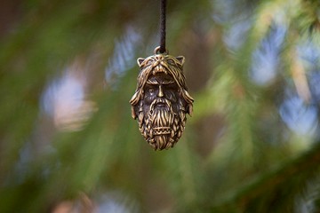 狼皮中奧丁形態的青銅吊墜。 維京神首飾。男人項鏈