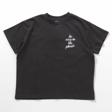 日本 BREEZE - 美式風格印花短袖上衣-胸前英文-炭灰