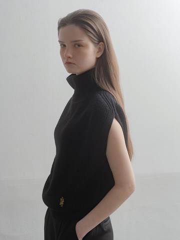 Heavy Wool Turtleneck Relaxed Fit Vest [Black]
