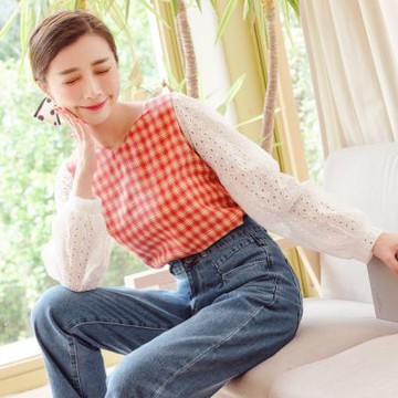 OB嚴選-高含棉桃型領格紋拼接雕花上衣《AB16052-》