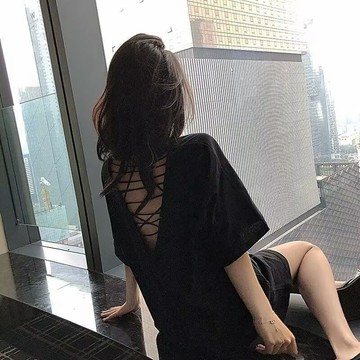 【夏季多巴胺】大尺碼 胖MM 性感露背短袖t恤 時尚鏤空 半袖 V領 寬鬆休閒 遮肚 慵懶風 中長款上衣 設計感氣質百搭