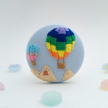 在天空中翱翔的繽紛熱氣球刺繡胸針 土耳其 卡帕多奇亞