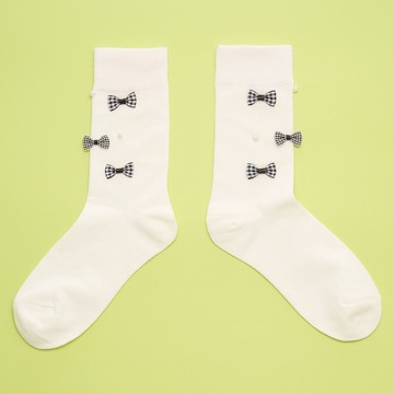 MISS 21 甜酷少女格子蝴蝶結珍珠造型中筒襪－白