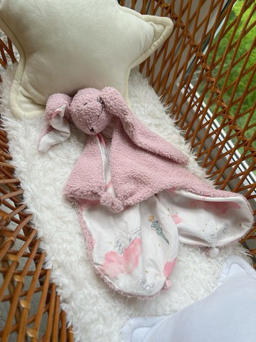 嬰兒愛心兔。兔子安撫玩具。豆豆兔。嬰兒玩具兔。