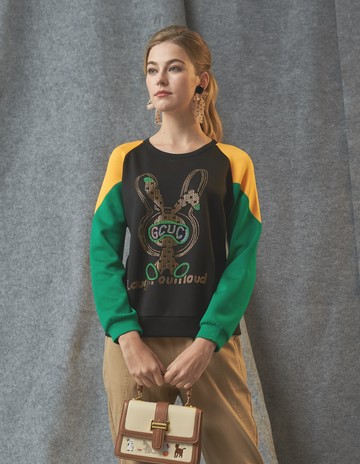 ★【喜芝梅】潮流撞色時尚玩偶圖案上衣(兩色；M-2L) 223210901