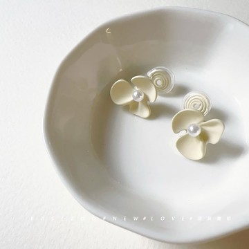 【全館現貨】✮小珍珠三片幸福花耳夾 無耳洞耳夾花朵耳環 (附矽膠軟墊)盤香耳夾【913223】