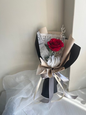 單朵紅玫瑰花束