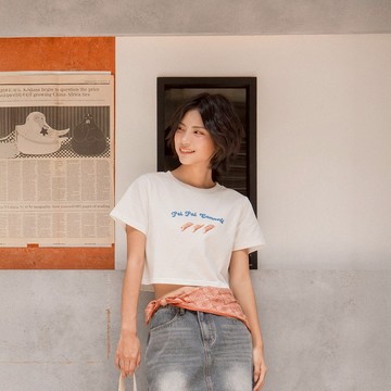 QUEENSHOP_F 聯名 短袖  PAIPAI Cannoli甜點印圖短版衣 S/M 現+預 【01099098】