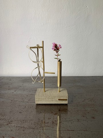 帶花底座的多支架