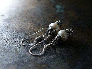 古銀飾珍珠鉤式耳環