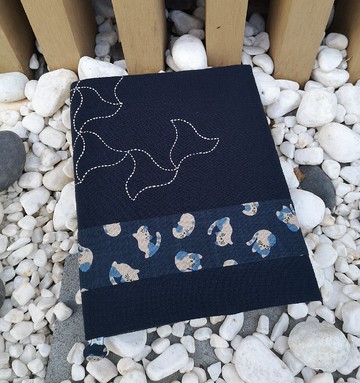 【拼布原創設計】【客制化禮物】刺子繡布書衣