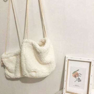 毛絨抽繩手機包🍓女生學生斜背包 韓系可愛側背包 冬季小巧單肩包 手機收納包 毛絨肩背小包 百搭學生包 冬季女包