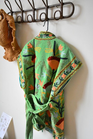 Suzani蘇札尼手工刺繡天鵝絨短袖外套罩衫- 青青河邊草