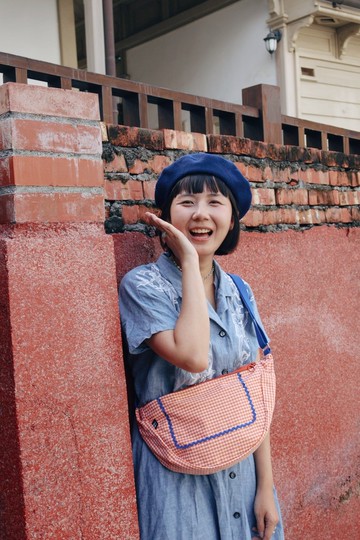 捲捲木耳半月斜背包 / 黃金時刻