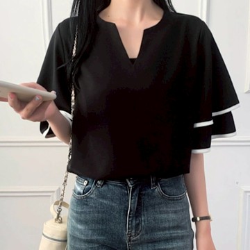MOCO簡約V領雙層滾邊荷葉袖圓領氣質五分袖造型上衣M~XL