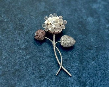 立體刺繡花朵胸針 捷克淚滴珠 手繡  wire accessory 莫蘭迪紫 頒獎典禮