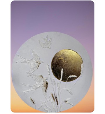 燕子 - 雕塑感現代壁飾。白色低浮雕搭配金箔 3D