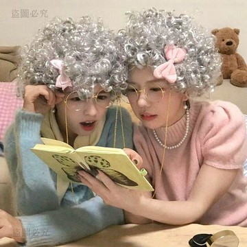 CP蠻高🦋 【要和你一起變老】搞笑老太太假髮 銀白短捲髮 閨蜜拍照裝扮道具 銀髮復古風 學生宿舍搞怪小物A2d4