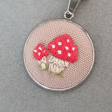 手工刺繡蘑菇墜飾，手工刺繡飾品項鍊