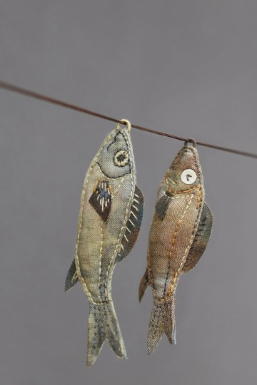 壹染指原創 全手縫 | 咸魚 胸針 吊飾 | 可掛可戴 擴香器