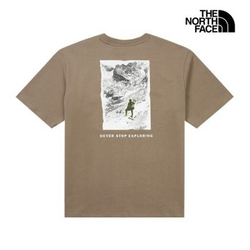 【The North Face 官方旗艦】 北面UE男款棕色純棉大尺寸山脈印花短袖T恤｜8GUBBOW