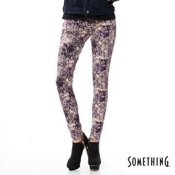SOMETHING 女裝 LADIVA伸縮窄直筒牛仔褲-碎花紫
