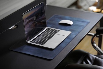 藍色皮革書桌墊——採用典雅設計之現代化書桌吸墨墊