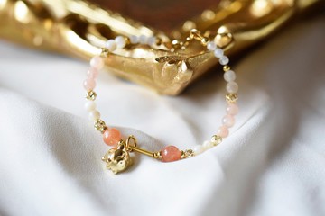 小金豚。太陽石 月光石 珍珠貝殻 18K包金 天然石/水晶 手鍊/手鐲